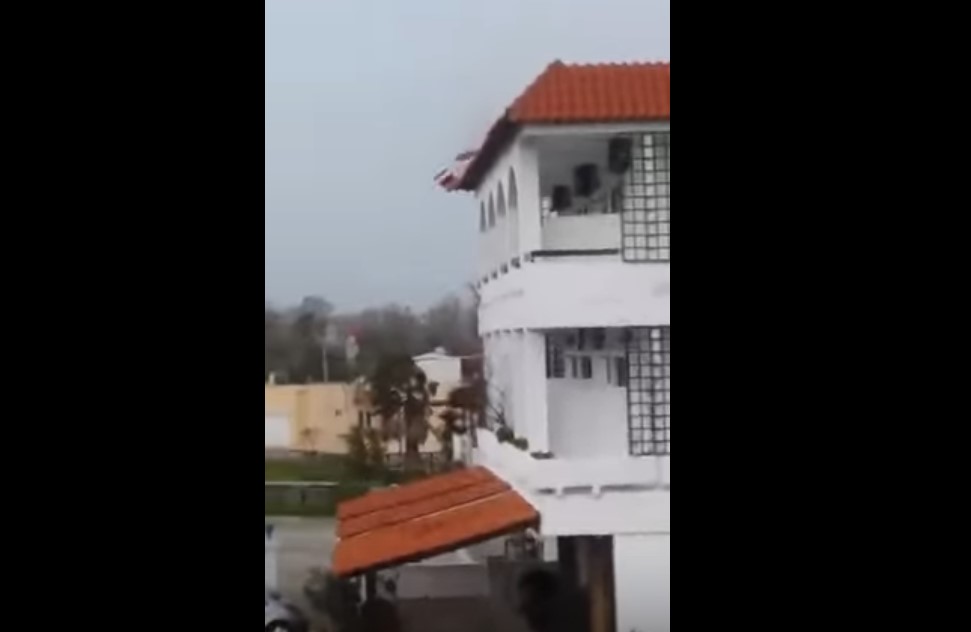 Κρήτη: Ανεμοστρόβιλος «σήκωσε» ολόκληρη σκεπή στον αέρα!