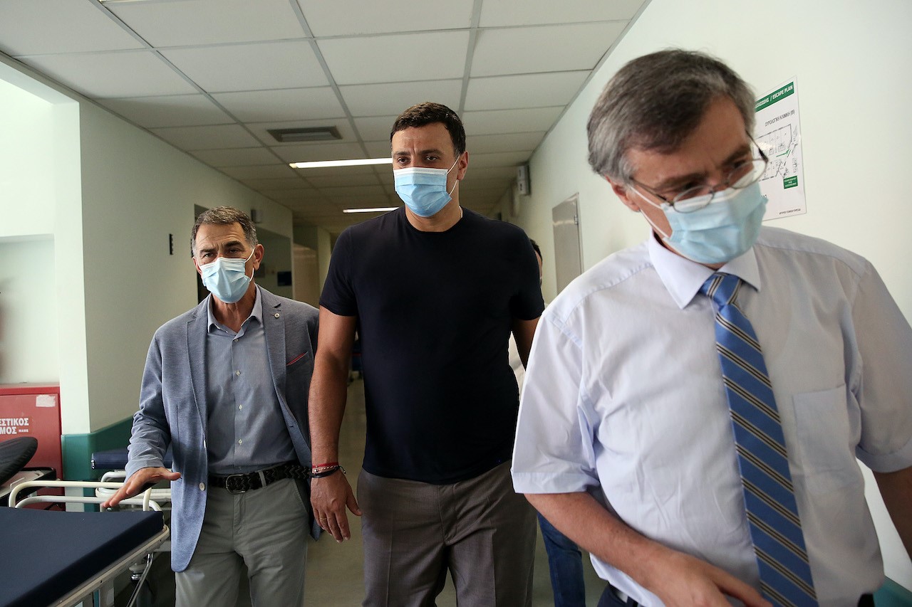 Επίθεση στο «Αττικόν»: Κικίλιας-Τσιόδρας επισκέφθηκαν τη νοσηλεύτρια – Ανατροπή στα κίνητρα του αυτόχειρα