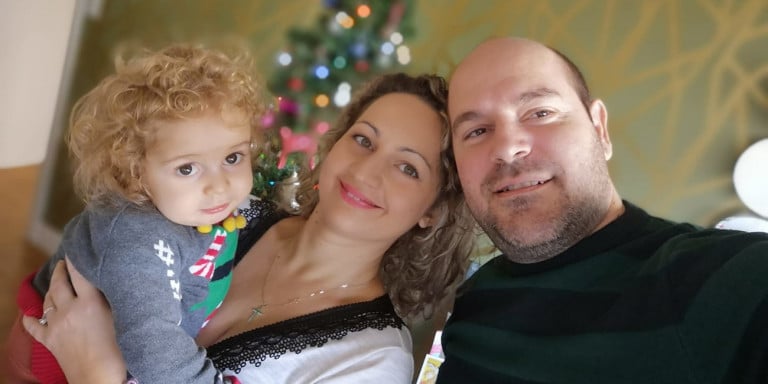 Πατέρας Παναγιώτη – Ραφαήλ: Στέκεται στα πόδια μόνος του – Πιάνει παιχνιδάκια, είναι πολύ χαρούμενος
