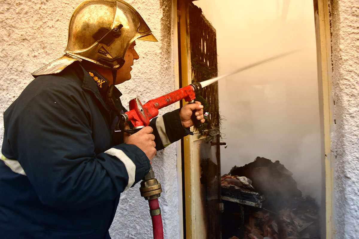 Άμεση κατάσβεση φωτιάς σε κτήριο επί της Ακαδημίας