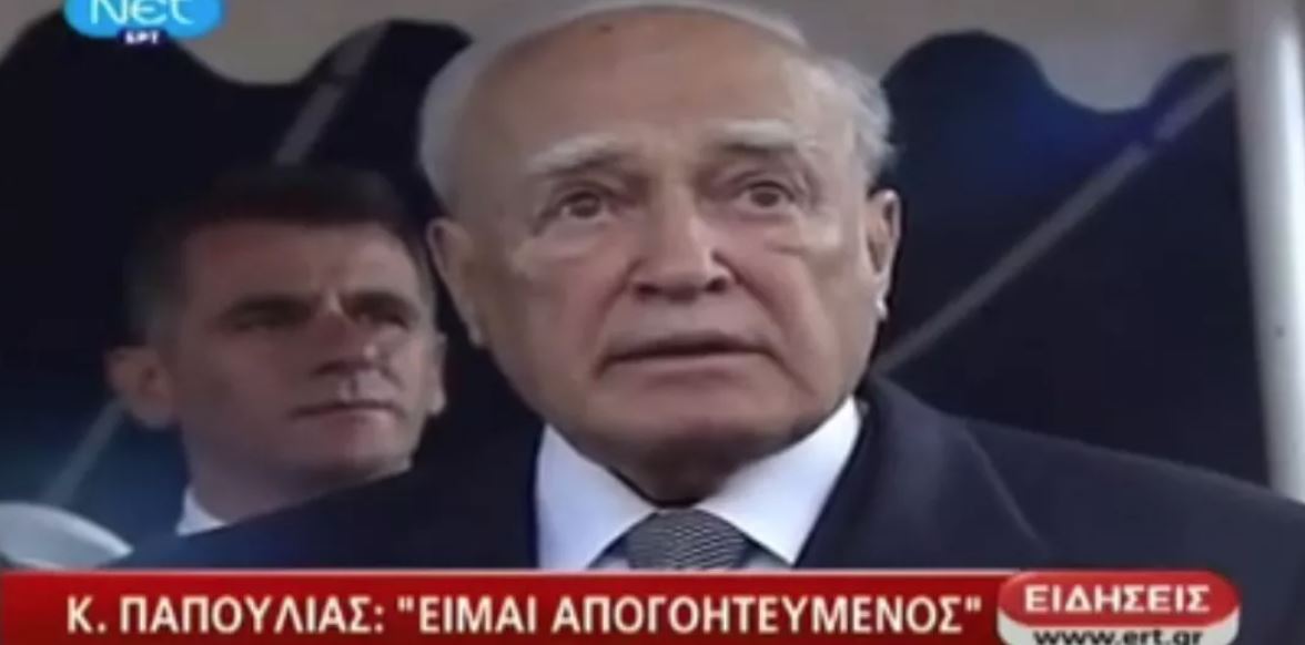 Κάρολος Παπούλιας: «Είμαι εγώ προδότης;» – Τα τραγελαφικά γεγονότα της παρέλασης της 28ης Οκτωβρίου του 2011