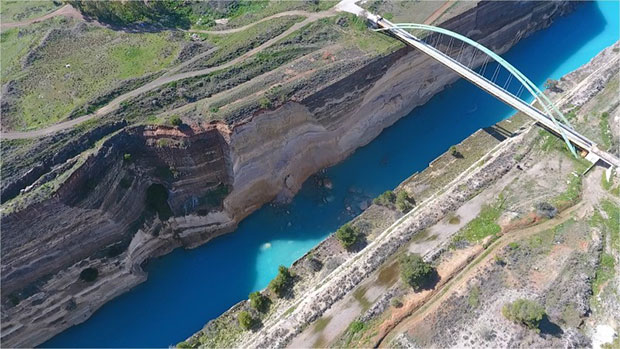 Εντυπωσιακές εικόνες drone από τη κατολίσθηση της Διώρυγας Κορίνθου