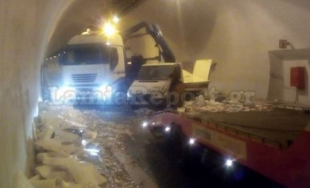 Γέμισε με… γαύρους σήραγγα της εθνικής οδού