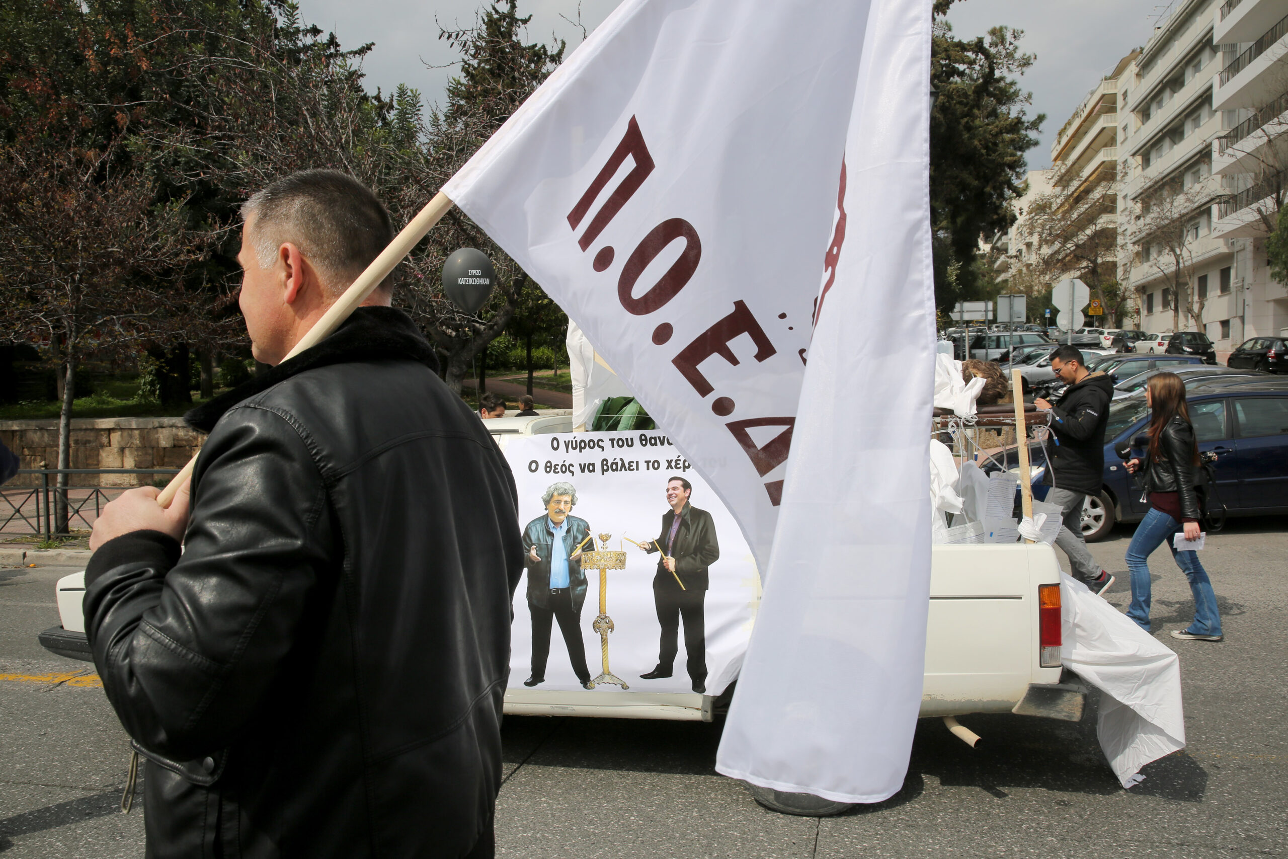 Ένταση ανάμεσα σε ΜΑΤ και ΠΟΕΔΗΝ έξω από το ΥΠΟΙΚ