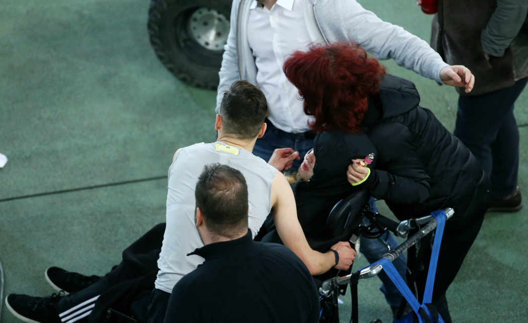 Στην μικρή Μυρτώ έδωσαν τις φανέλες τους οι παίκτες της ΑΕΚ