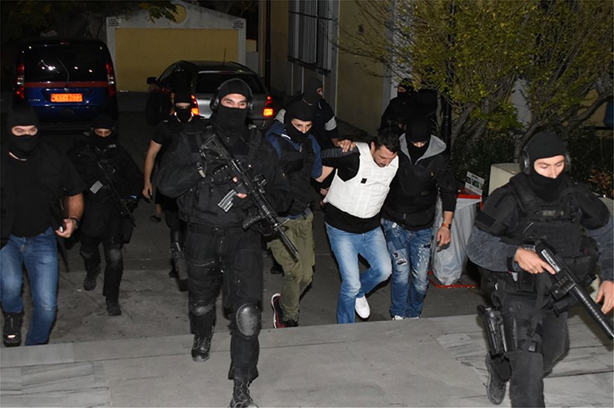 Βρέθηκε η κεντρική γιάφκα της «Επαναστατικής Αυτοάμυνας» στην Κυψέλη – Τι έδειξε η βαλλιστική – Τα χτυπήματα της οργάνωσης -Στον εισαγγελέα οι 3 συλληφθέντες