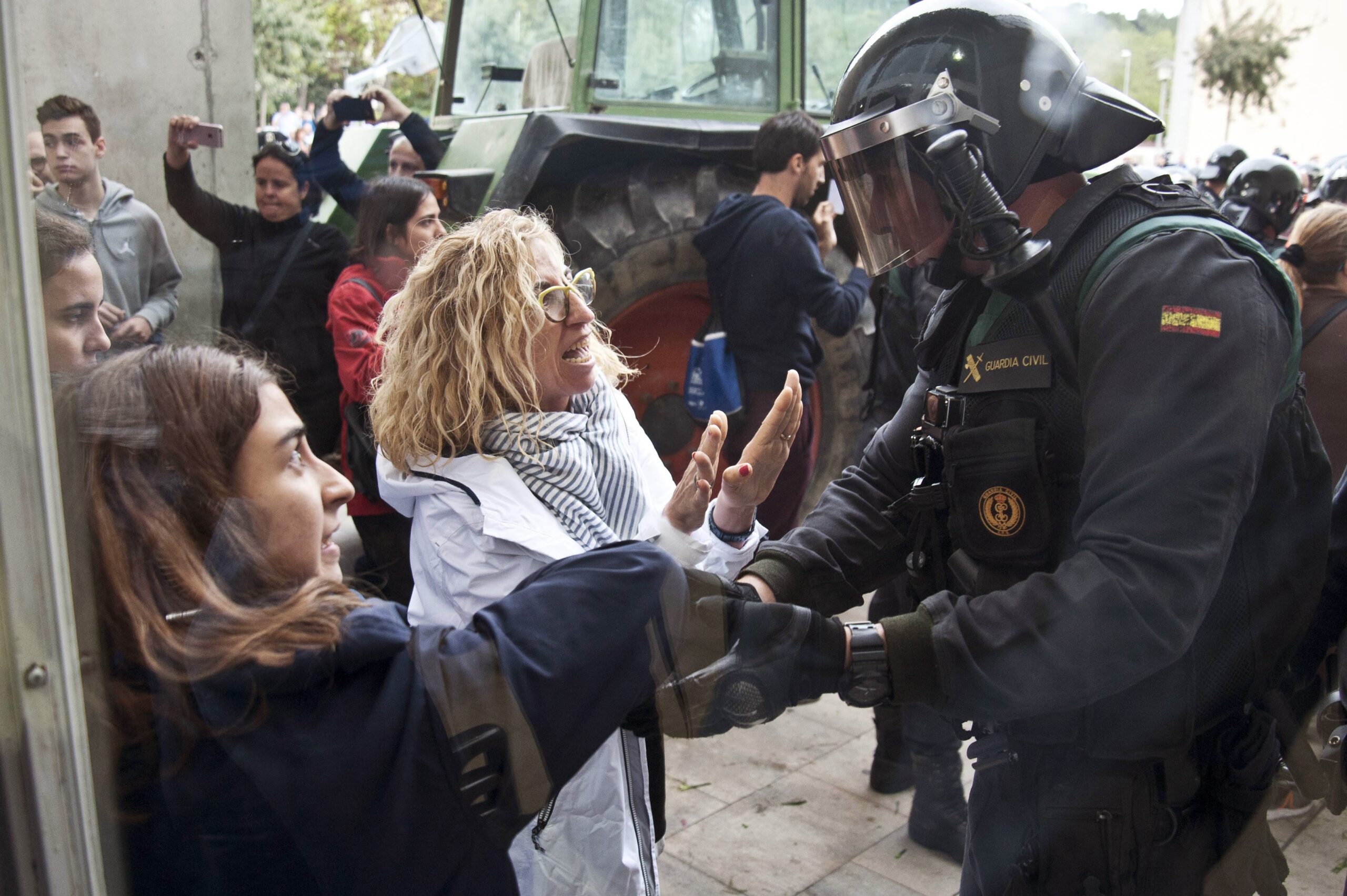 «Βαμμένο με αίμα» το δημοψήφισμα στην Ισπανία: Βίαιη επέμβαση της αστυνομίας – 38 τραυματίες – «Παραίτηση» Ραχόι ζητά η Δήμαρχος Βαρκελόνης