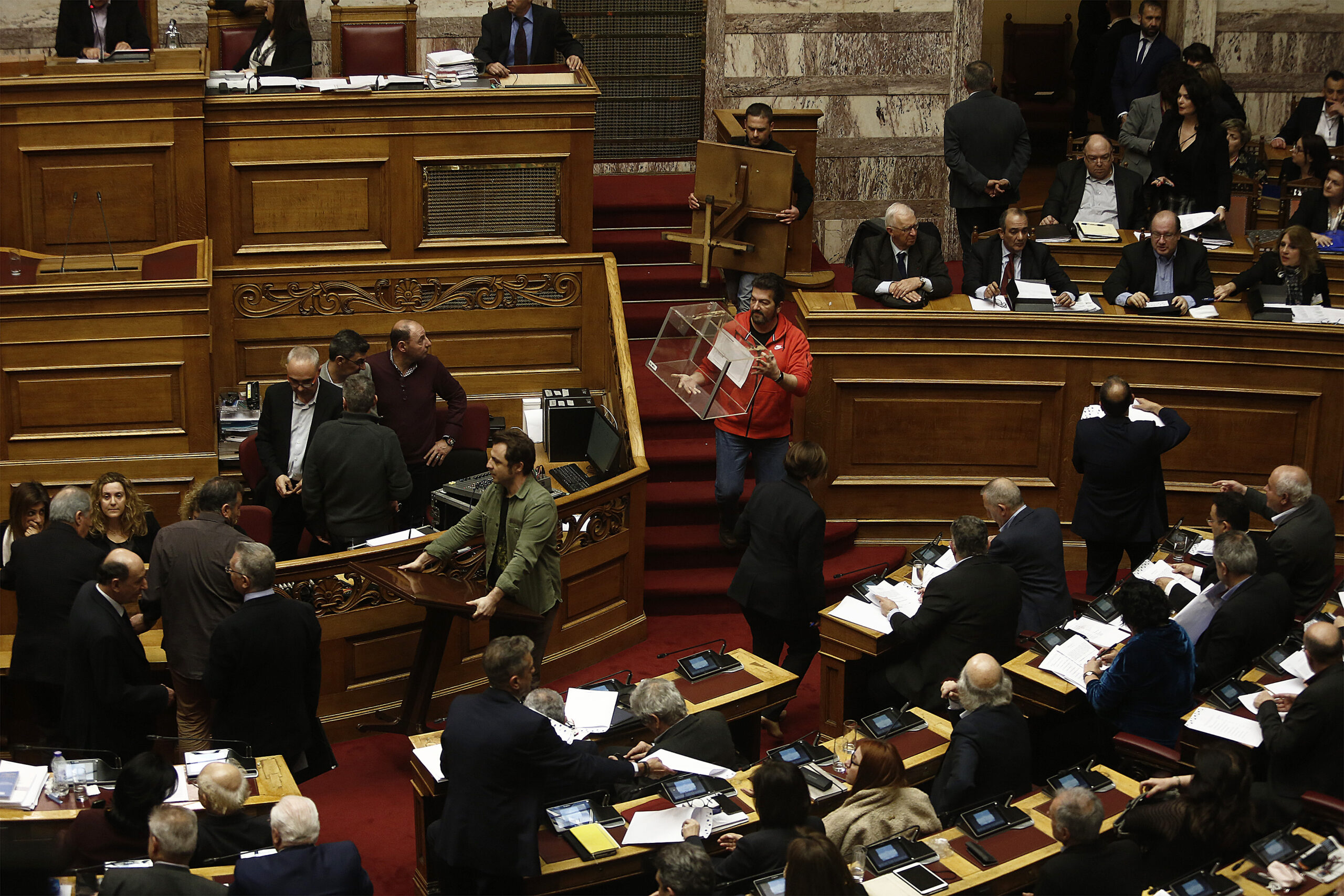 Η νυχτωδία της Βουλής και το ματς της Τετάρτης…