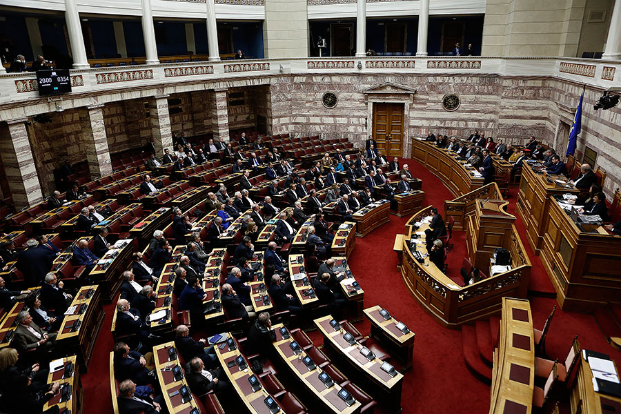 Η Χρυσή Αυγή περιμένει στη γωνία…