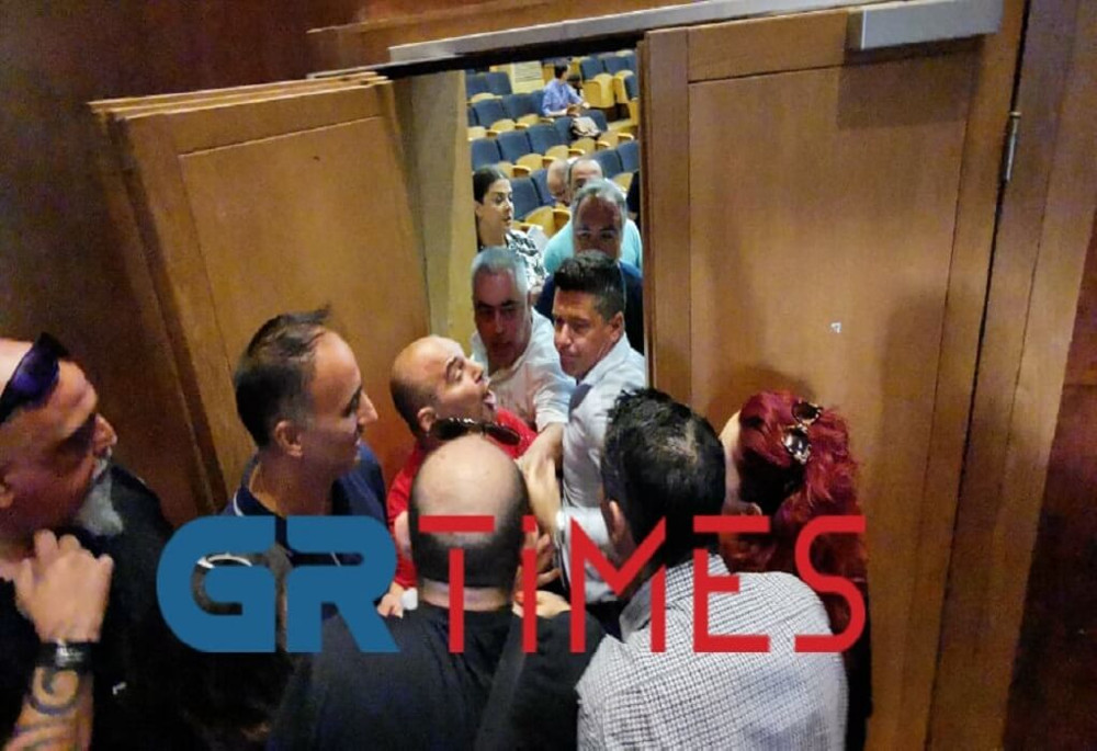 Σκηνές απείρου κάλλους στο δημοτικό συμβούλιο Καλαμαριάς: Γονείς πιάστηκαν στα χέρια με δημοτικό σύμβουλο