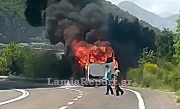 Συναγερμός στην Πυροσβεστική: Λεωφορείο με προσκόπους τυλίχτηκε στις φλόγες – Η φωτιά επεκτείνεται σε δασική περιοχή