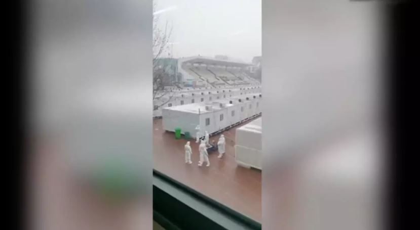 Κορωνοϊός – Κίνα: Σοκάρουν οι εικόνες από τα «στρατόπεδα καραντίνας» – Παιδιά και έγκυες μέσα σε κοντέινερ