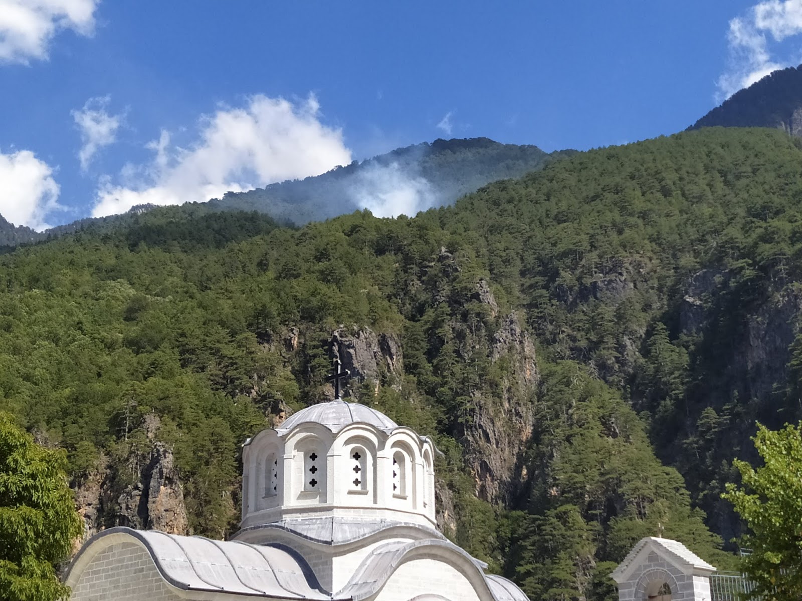Φωτιά απέναντι από τη Μονή Στομίου στην Κόνιτσα – Προκλήθηκε από κεραυνό (εικόνες)