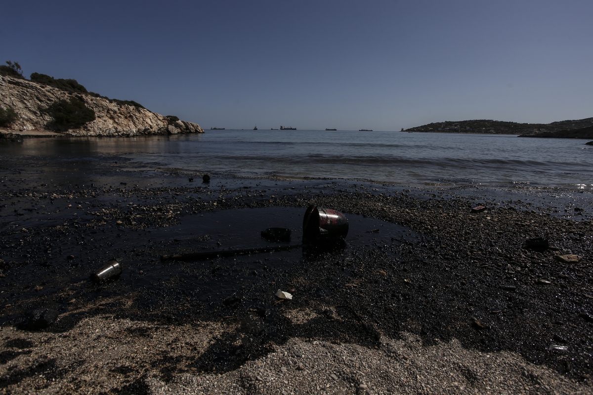 «Πυρά» της αντιπολίτευσης στην κυβέρνηση για την οικολογική καταστροφή του Σαρωνικού