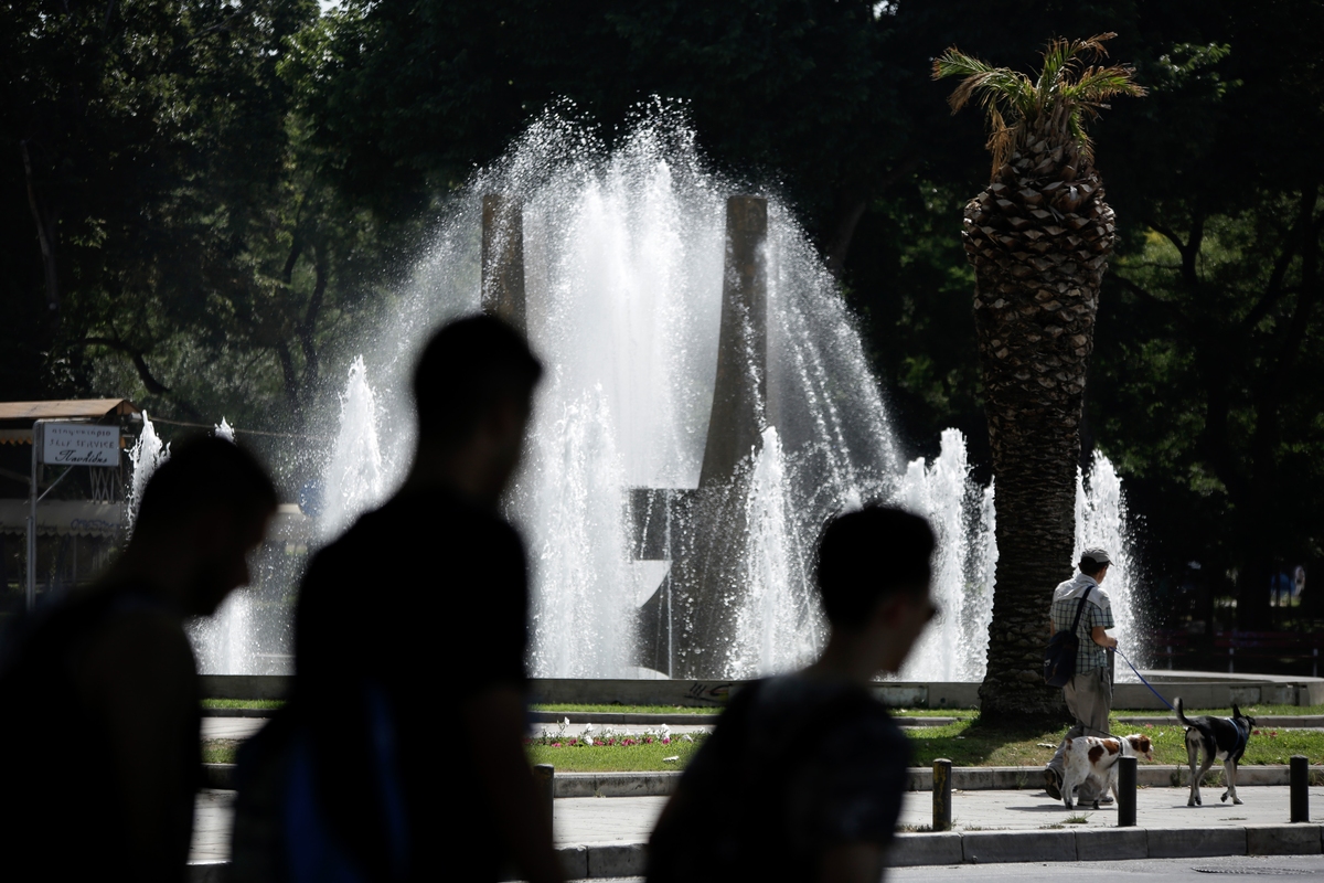 Καύσωνας: «Καμπανάκι» από μετεωρολόγους για «ισχυρά θερμικά φορτία» – Πού θα ξεπεράσει τους 40 βαθμούς η θερμοκρασία