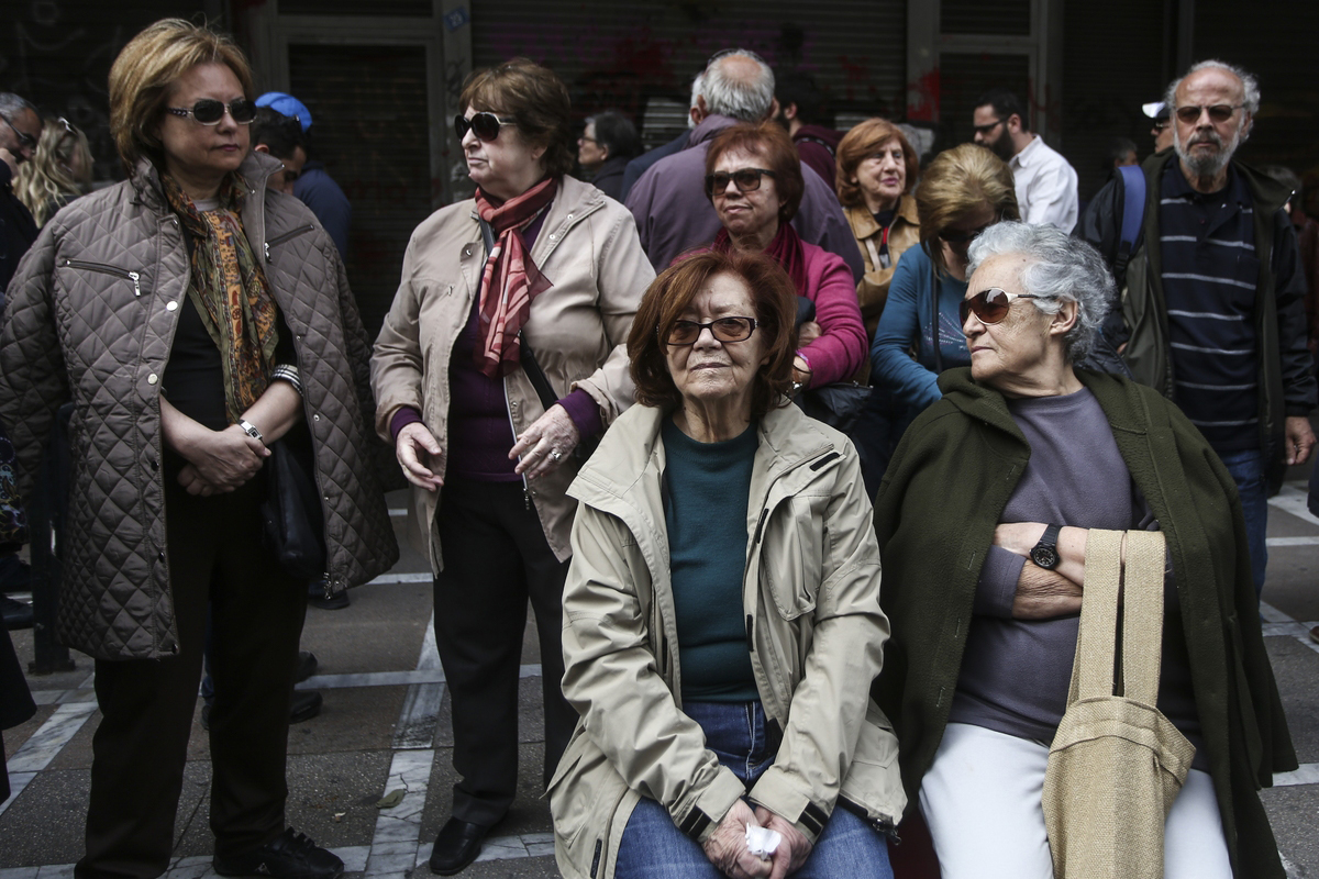 Στον «πάγο» 15.000 αιτήσεις συνταξιοδότησης εδώ και ένα χρόνο
