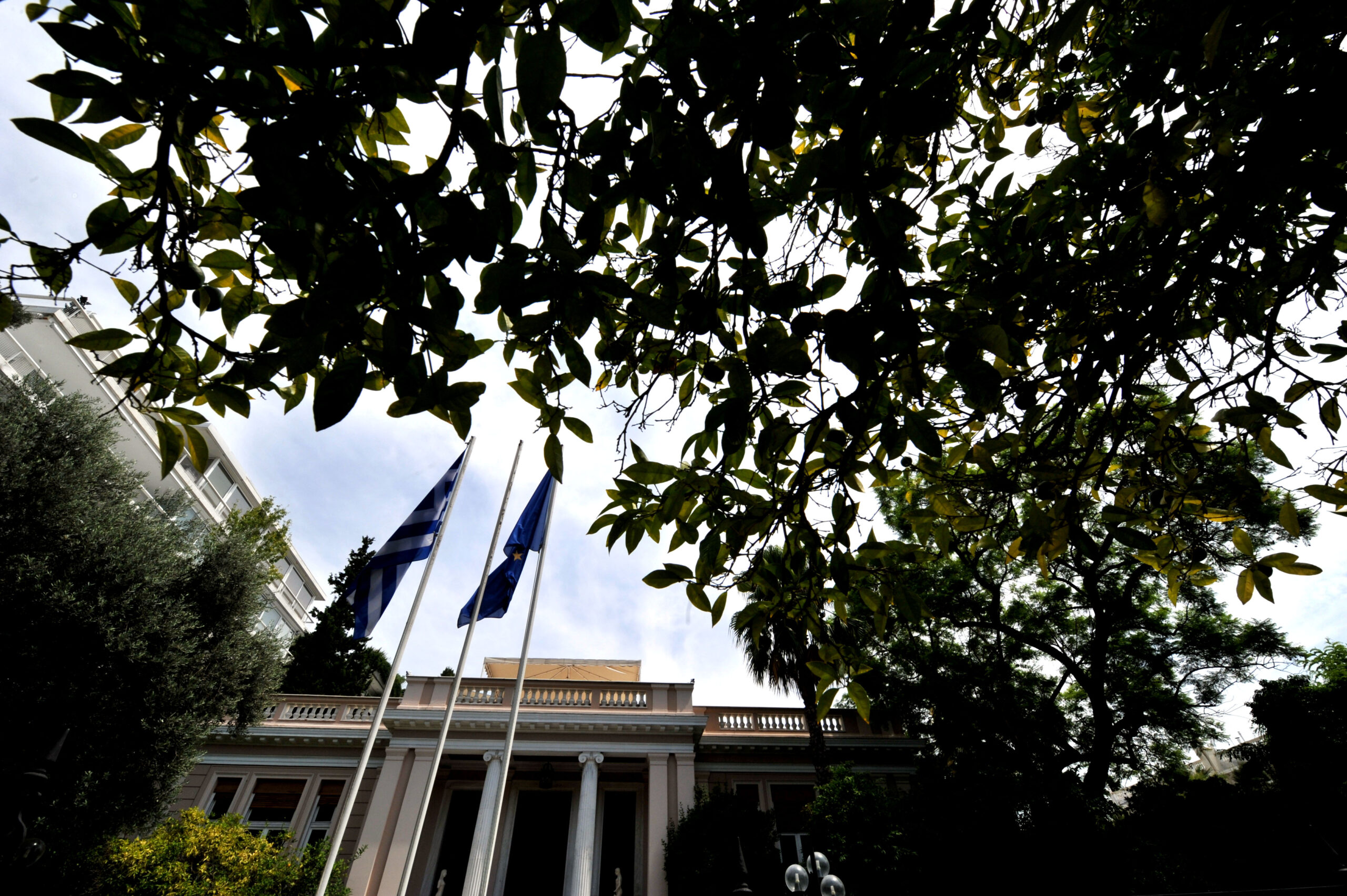 Διαψεύδει τα σενάρια περί σύσκεψης των πολιτικών αρχηγών το Μαξίμου