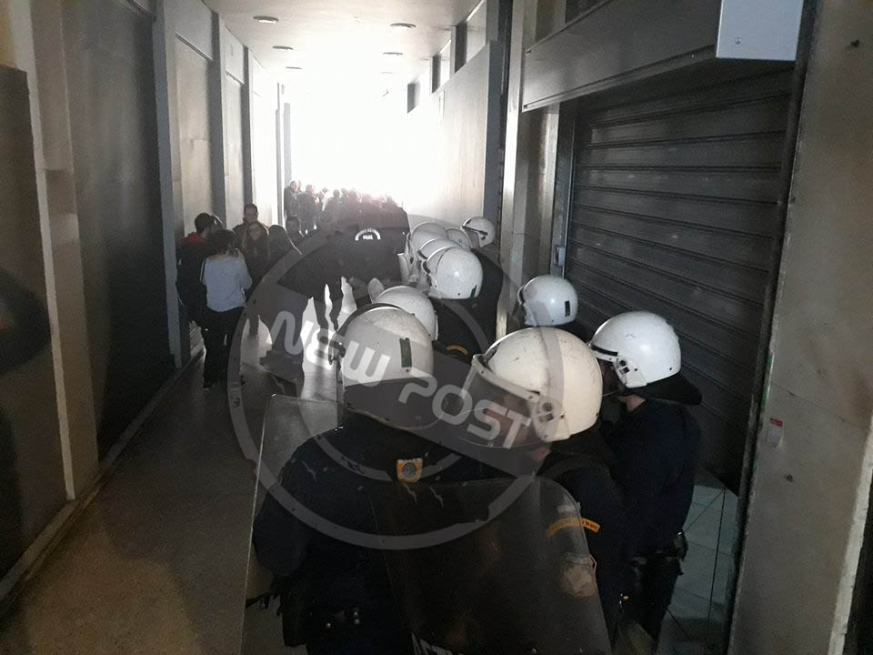 Παράσταση διαμαρτυρία της ΛΑΕ σε συμβολαιογραφείο στο κέντρο της Αθήνα