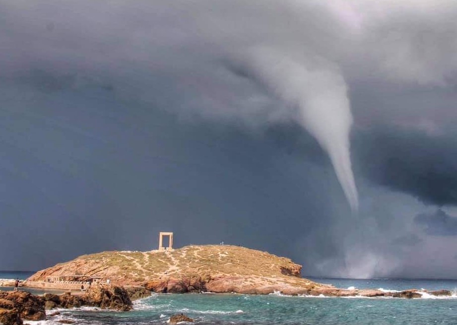Εντυπωσιακός ανεμοστρόβιλος στη Νάξο (Βίντεο)