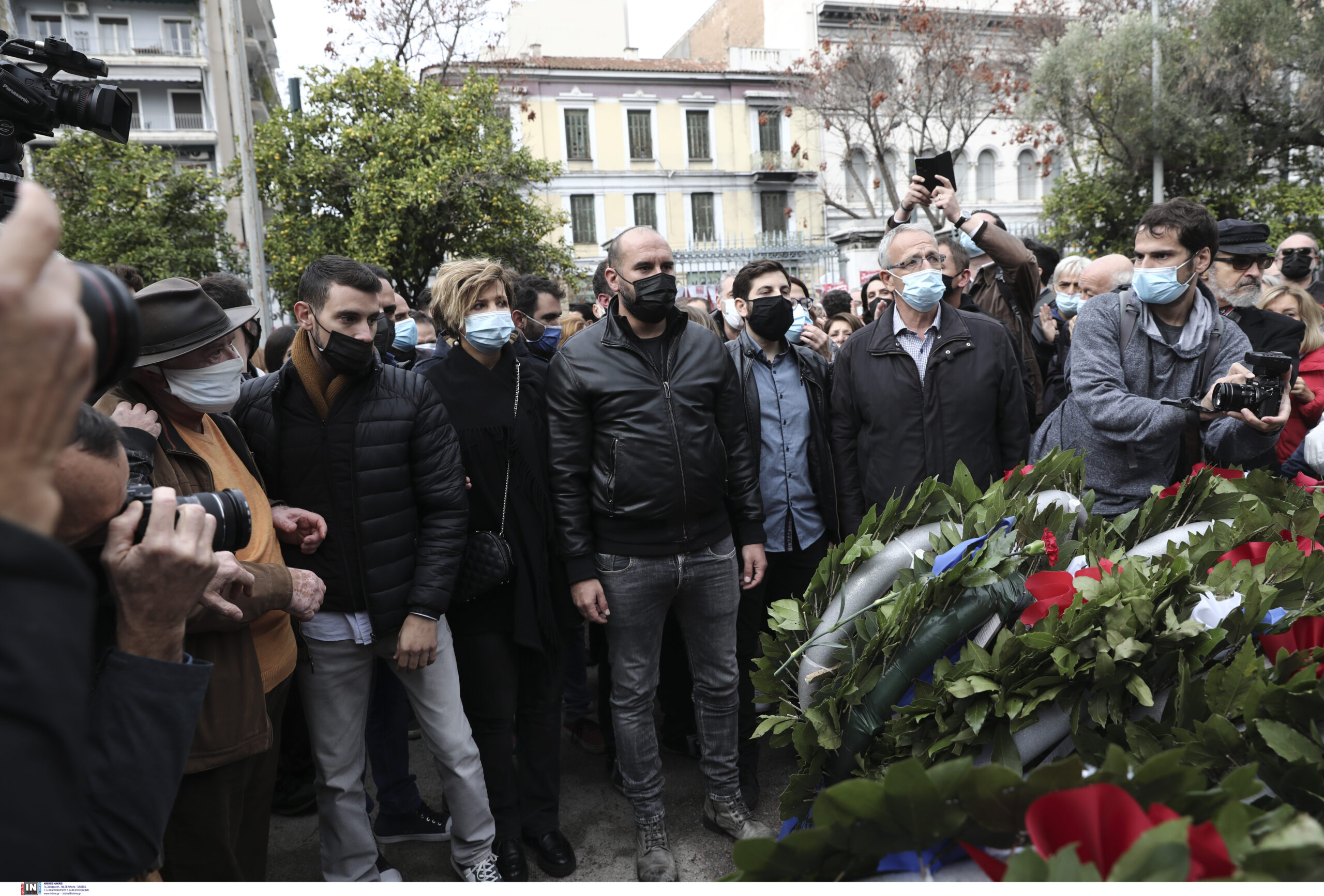 Κατάθεση στεφάνου στο Πολυτεχνείο από αντιπροσωπεία του ΣΥΡΙΖΑ
