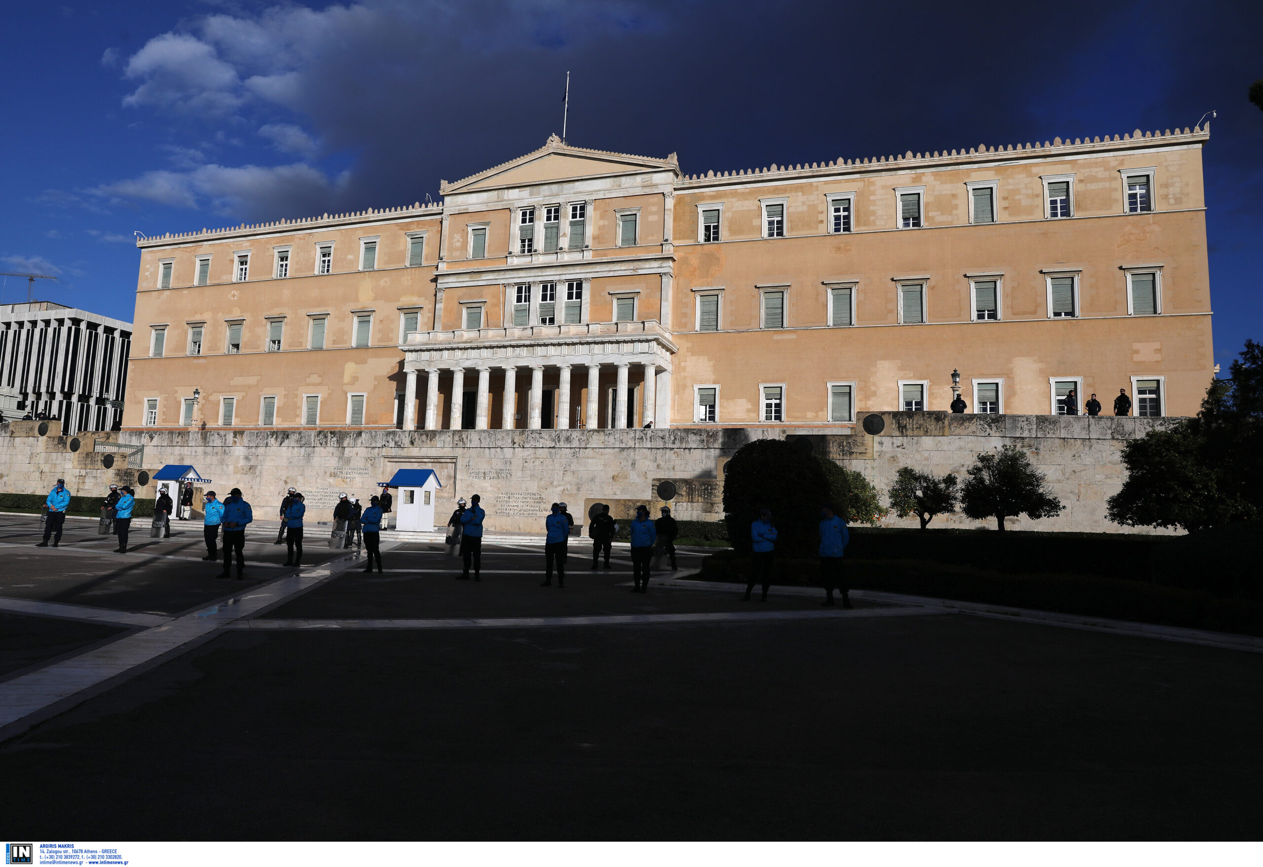 Στο νοσοκομείο τρεις βουλευτές με κορωνοϊό