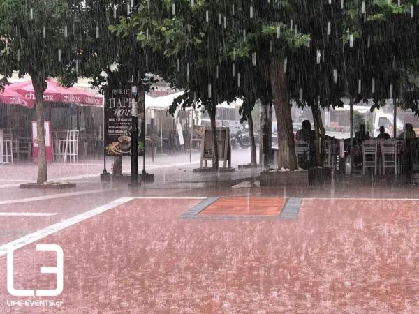 Θεσσαλονίκη: Πλημμύρησε η πλατεία Ευόσμου μετά από ισχυρή βροχόπτωση