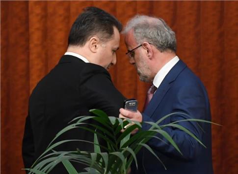 Επεισόδιο με Γκρούεφσκι: Πέταξε μπουκάλι με νερό στον πρόεδρο της Βουλής της ΠΓΔΜ