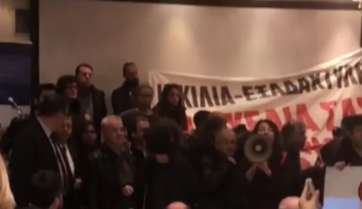 Επεισόδια και χημικά στο Ζάππειο – Συνδικαλιστές εισέβαλαν σε ημερίδα του Πανελλήνιου Ιατρικού Συλλόγου – Λιποθύμησε άτομο