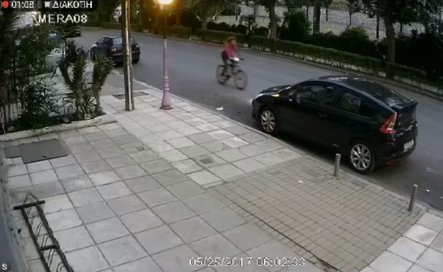 Βίντεο – σοκ: Μητέρα αναζητά τον οδηγό που παρέσυρε και εγκατέλειψε την κόρη της