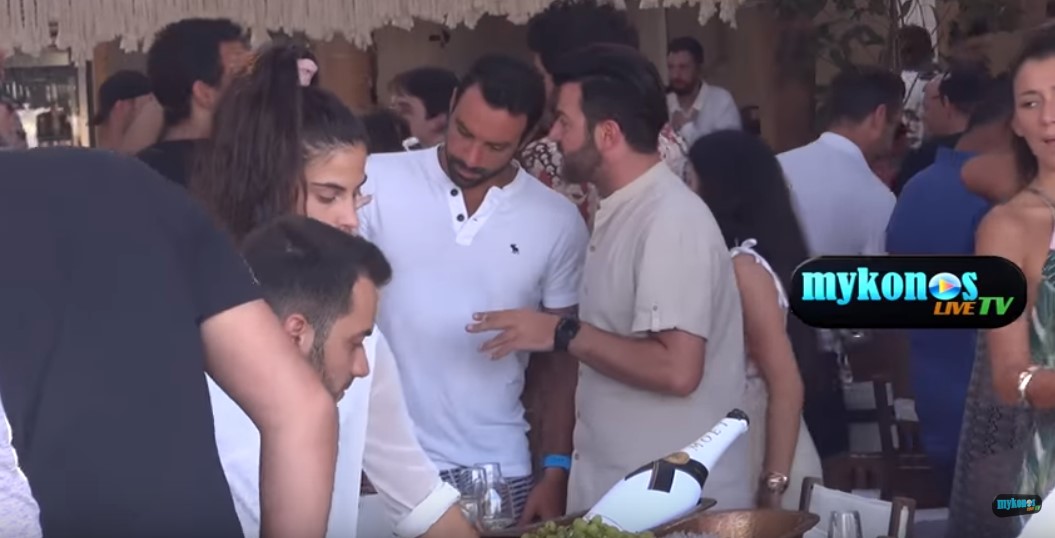 Σ. Τανιμανίδης και Χ. Μπόμπα διασκέδασαν στο πάρτι του Τούρκου παραγωγού του Survivor στη Μύκονο