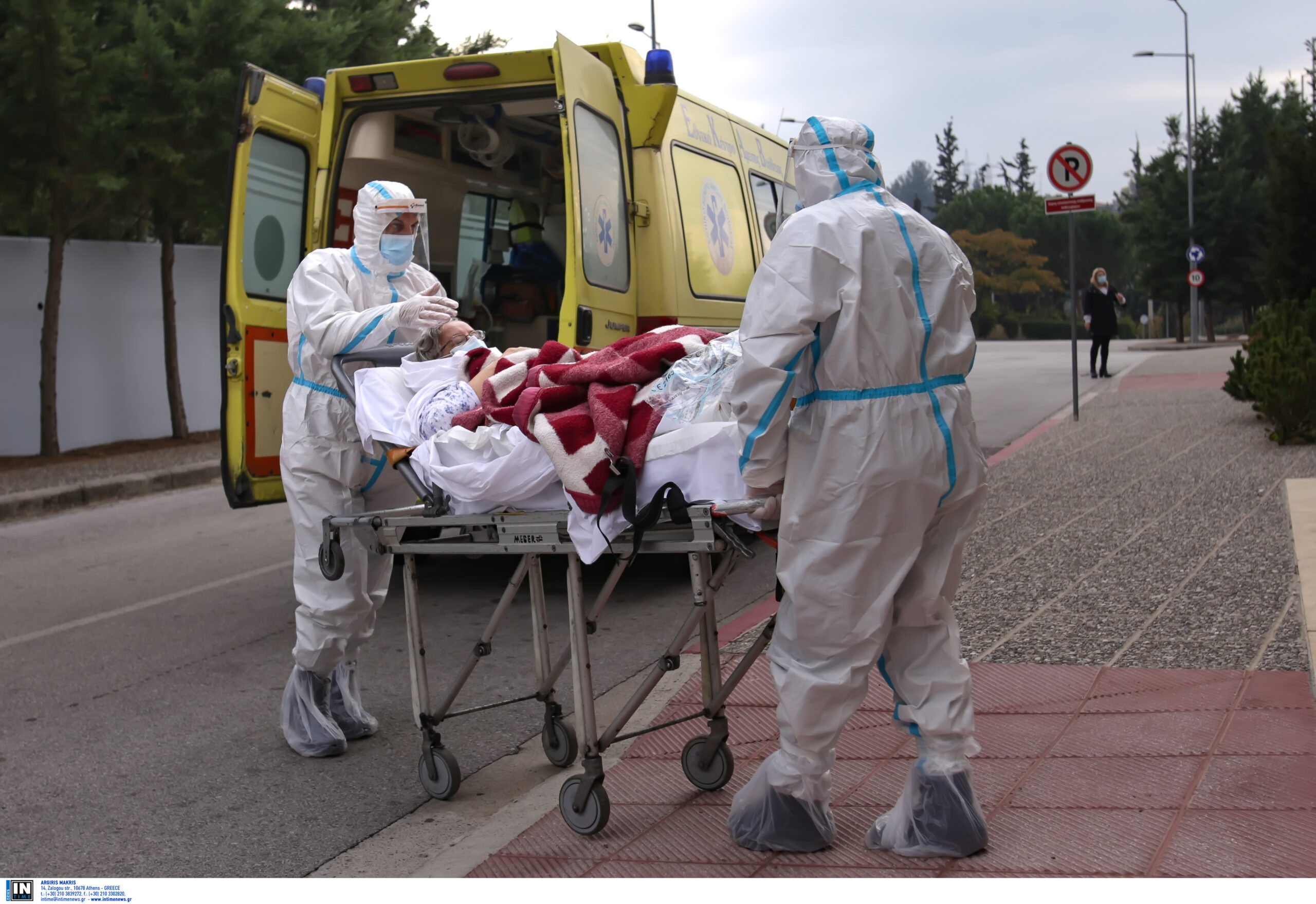 Κορωνοϊός: Νοσηλείες και μεταλλάξεις προκαλούν ασφυξία στο ΕΣΥ – Μάχη για ένα κρεβάτι στις εντατικές της Αττικής