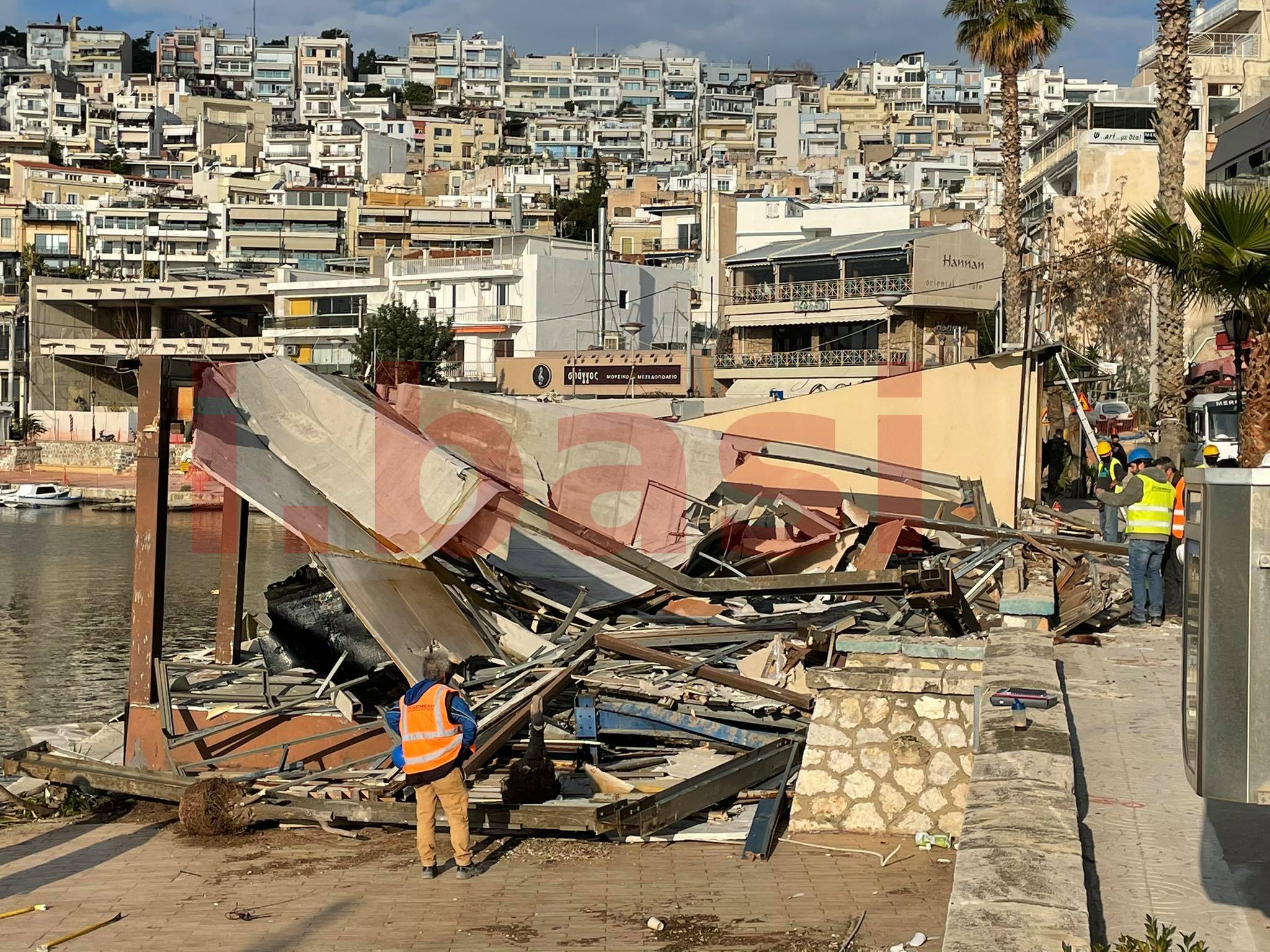 Συνεχίζεται η κατεδάφιση αυθαιρέτων στο Μικρολίμανο (Βίντεο)