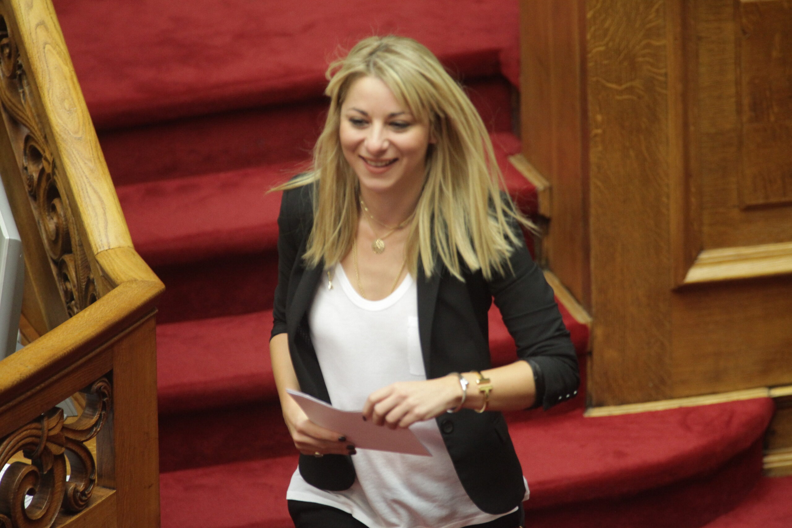 Βουλή: Έφτιαχνε… βαρκούλες την ώρα της Εξεταστικής