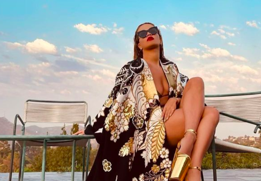 Προκαλεί.. η Ρίτα Όρα – Τόπλες στο Instagram!