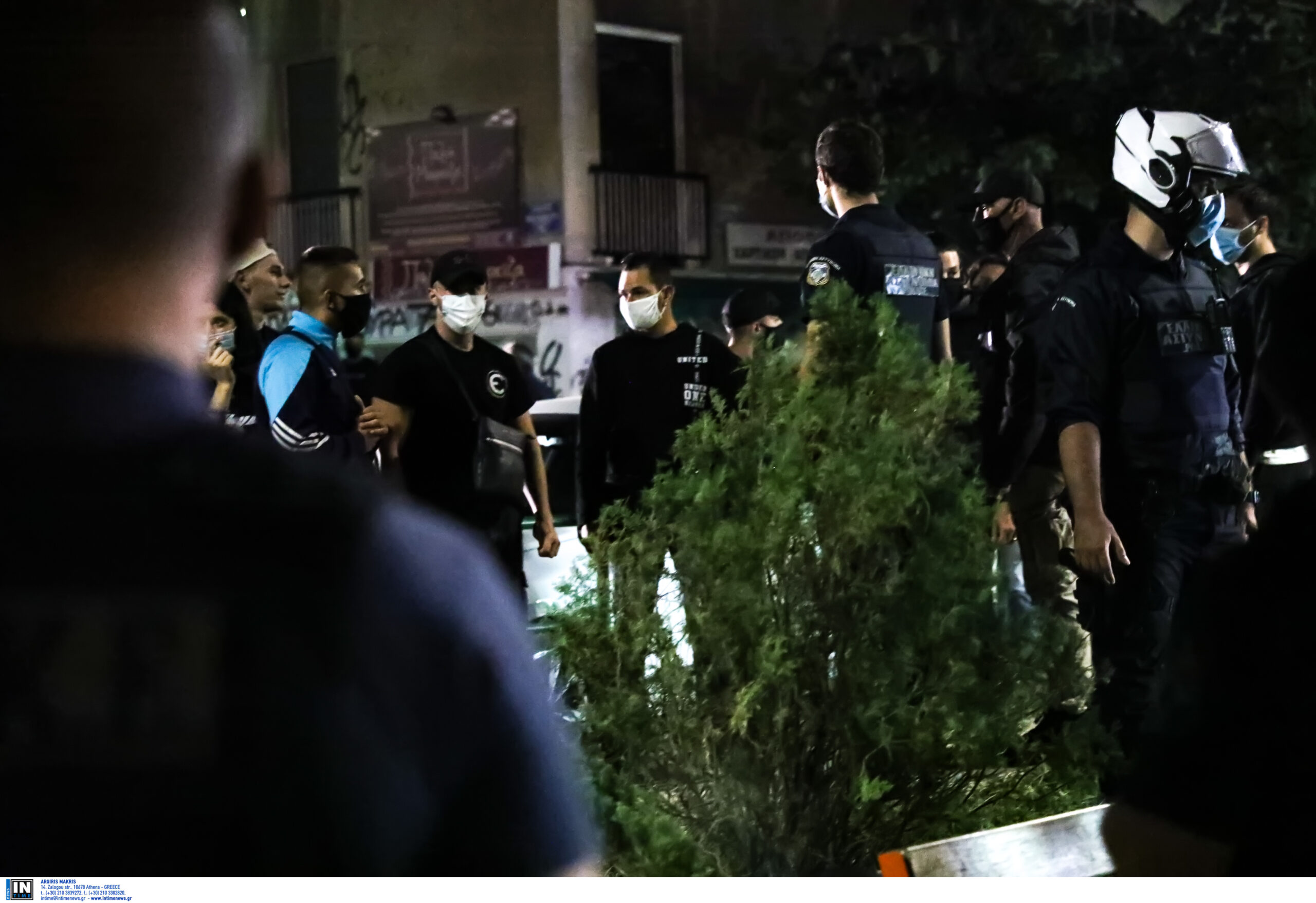 Κορωνοϊός: Μένουμε… πλατεία παρά το κλείσιμο των περιπτέρων – Συνωστισμός ξανά παρά τα νέα περιοριστικά μέτρα
