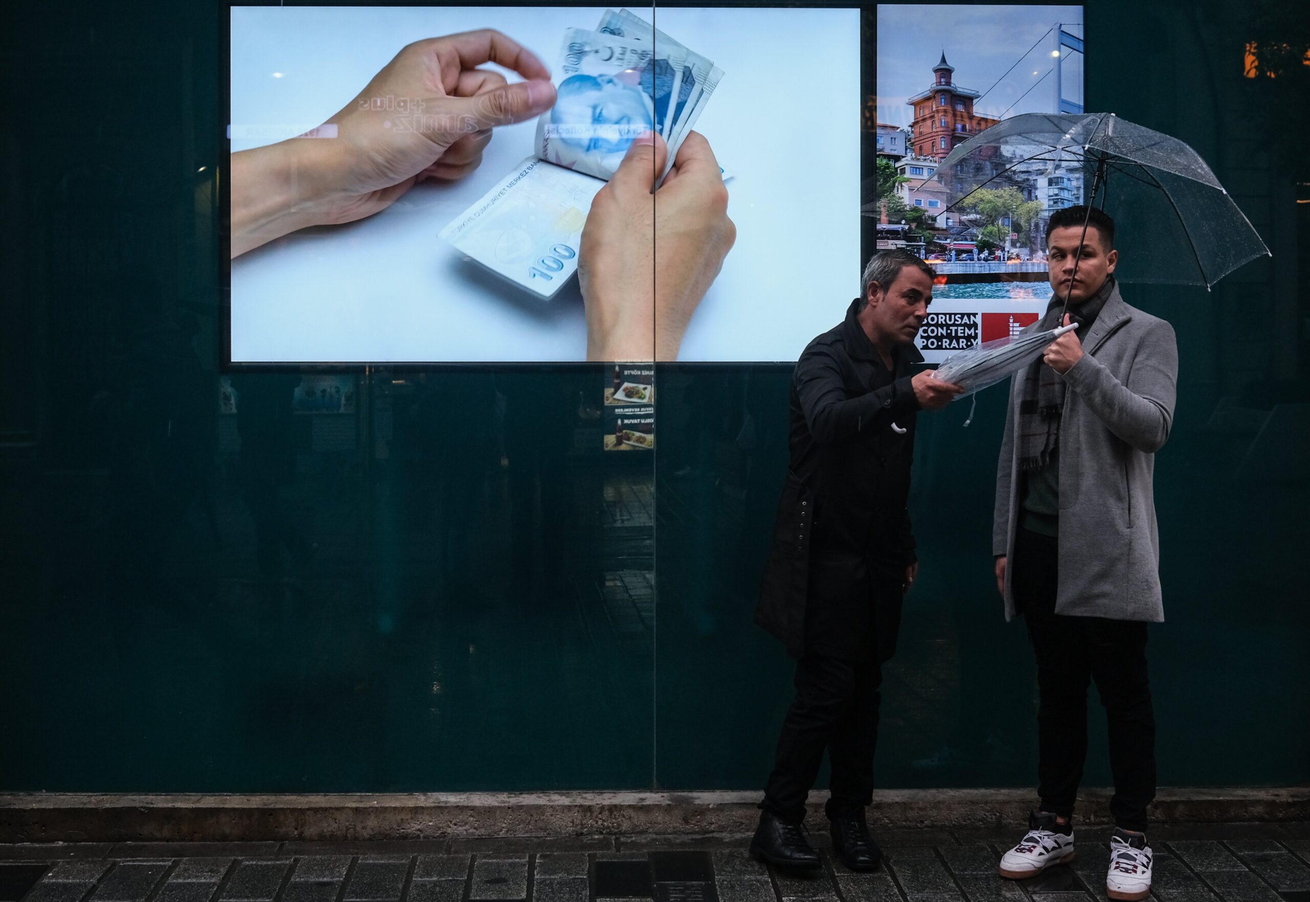 Στον γκρεμό σπρώχνει την Τουρκία ο Ερντογάν: Στα 200 ευρώ ο βασικός μισθός, πιο χαμηλός από της Αλβανίας – Οργή λαού: Κυβέρνηση, παραιτήσου