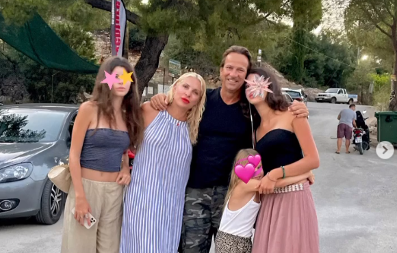 Ελένη Μενεγάκη: Φωτογραφίζεται αγκαλιά με τα παιδιά της και τον Μάκη Παντζόπουλο στην Άνδρο