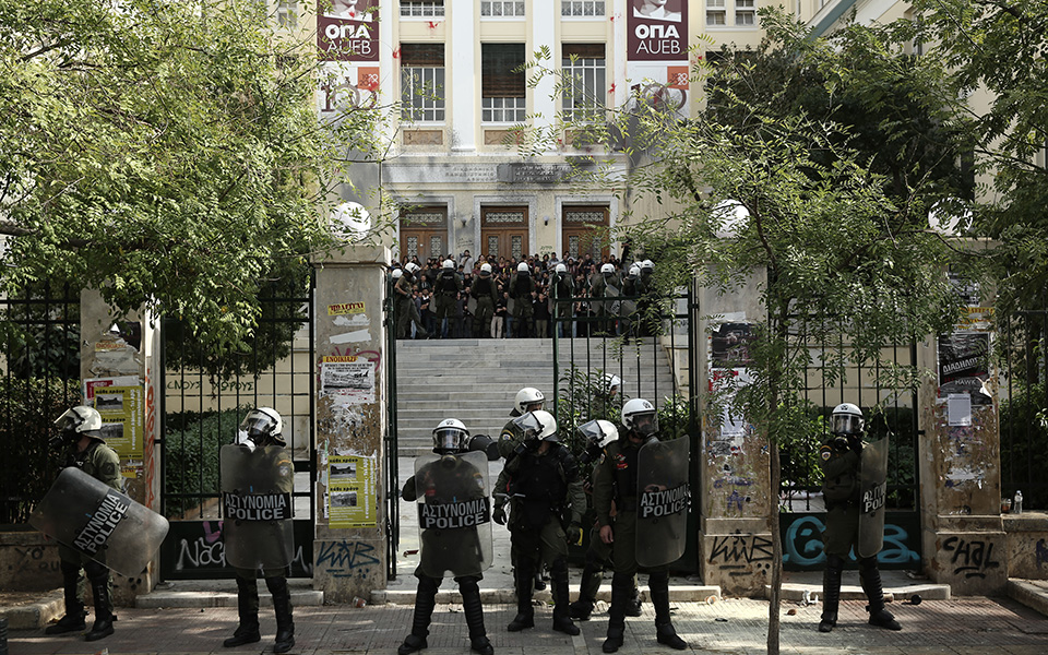 Σε τεταμένο κλίμα οι πρώτες περιπολίες της Πανεπιστημιακής Αστυνομίας: Φυγαδεύτηκε κακήν-κακώς από τα ΜΑΤ στου Ζωγράφου