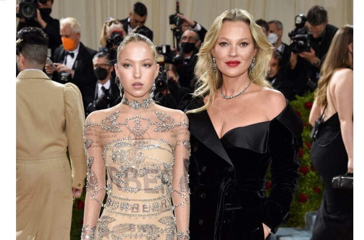 Η 19χρονη κόρη της Kate Moss στο κόκκινο χαλί με τις αντλίες ινσουλίνης