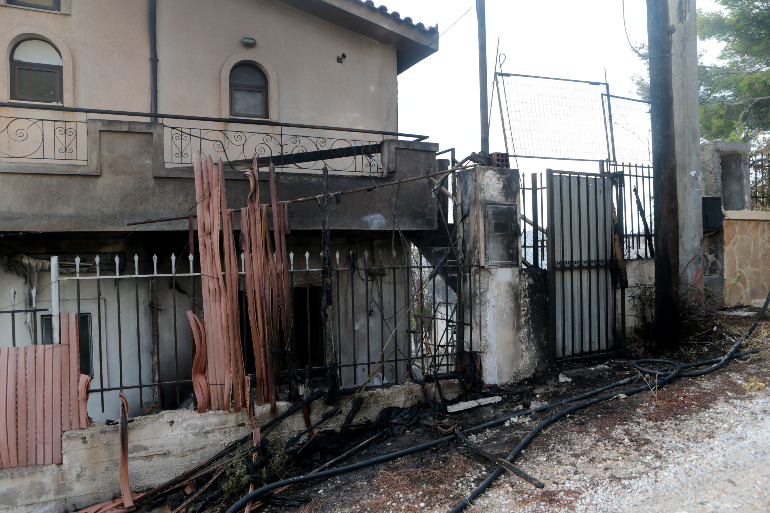 Δραματικά πλάνα και μαρτυρίες από την πυρκαγιά στο Λαγονήσι