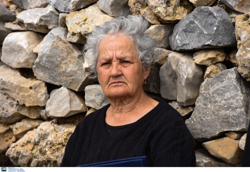 Κορωνοϊός: Εμβολιάστηκε η κυρά Ρηνιώ, η μοναδική κάτοικος στην Κίναρο (Βίντεο)