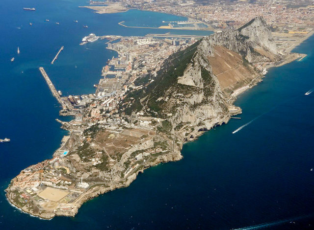 Κορωνοϊός – Τα κατάφερε το Γιβραλτάρ: Περπατούν χωρίς μάσκα, πηγαίνουν γήπεδο, τρώνε και πίνουν έξω