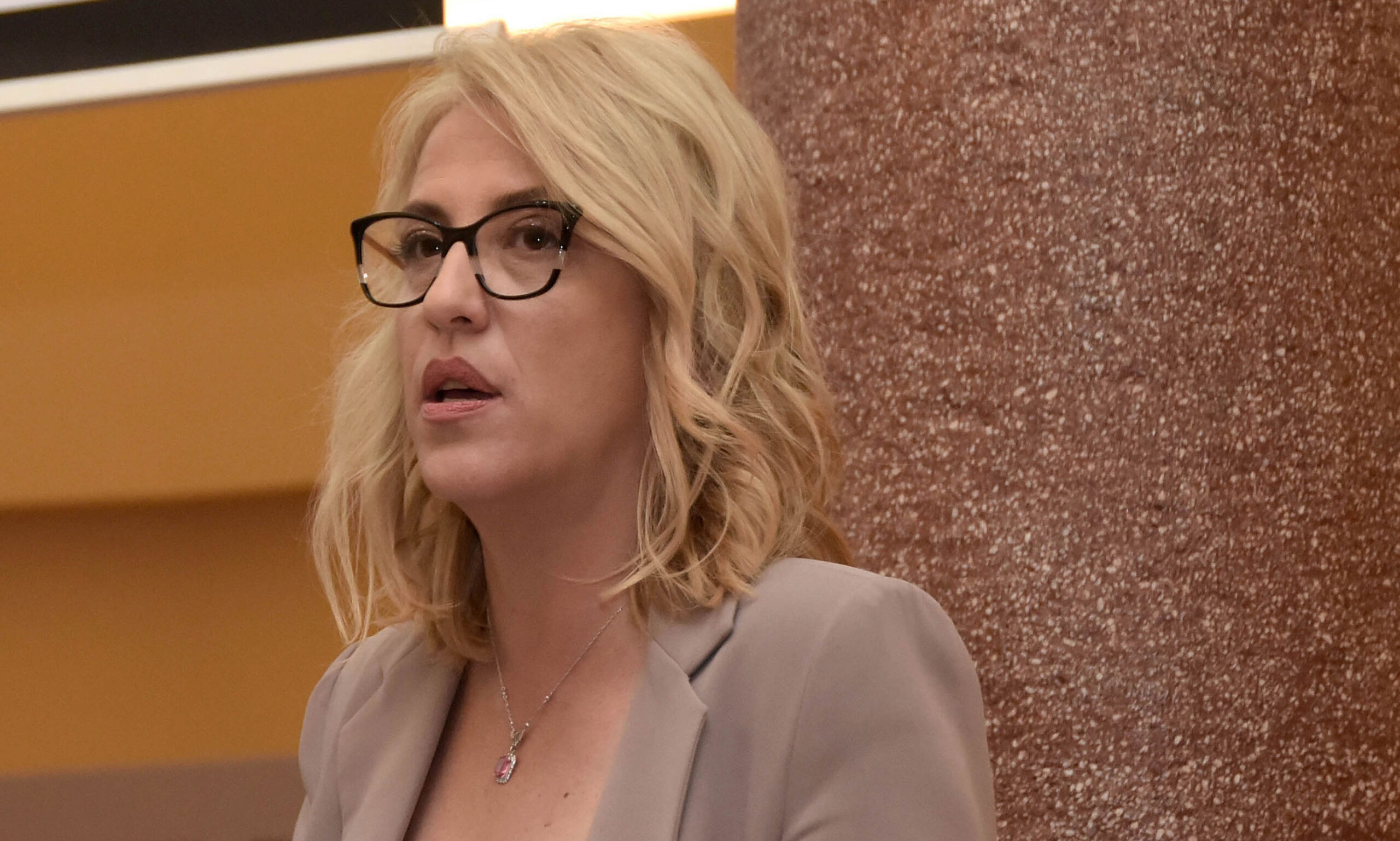 Ρένα Δούρου: «Η Ελλάδα περιθωριοποιείται στη διεθνή σκηνή και παρακολουθεί τις εξελίξεις»
