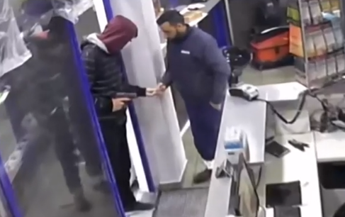Σύλληψη αστυφύλακα για 11 ένοπλες ληστείες σε βενζινάδικα (Βίντεο)