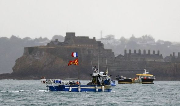 Αποκλιμακώνεται η ένταση στη Μάγχη – Ανακλήθηκαν τα βρετανικά πολεμικά πλοία