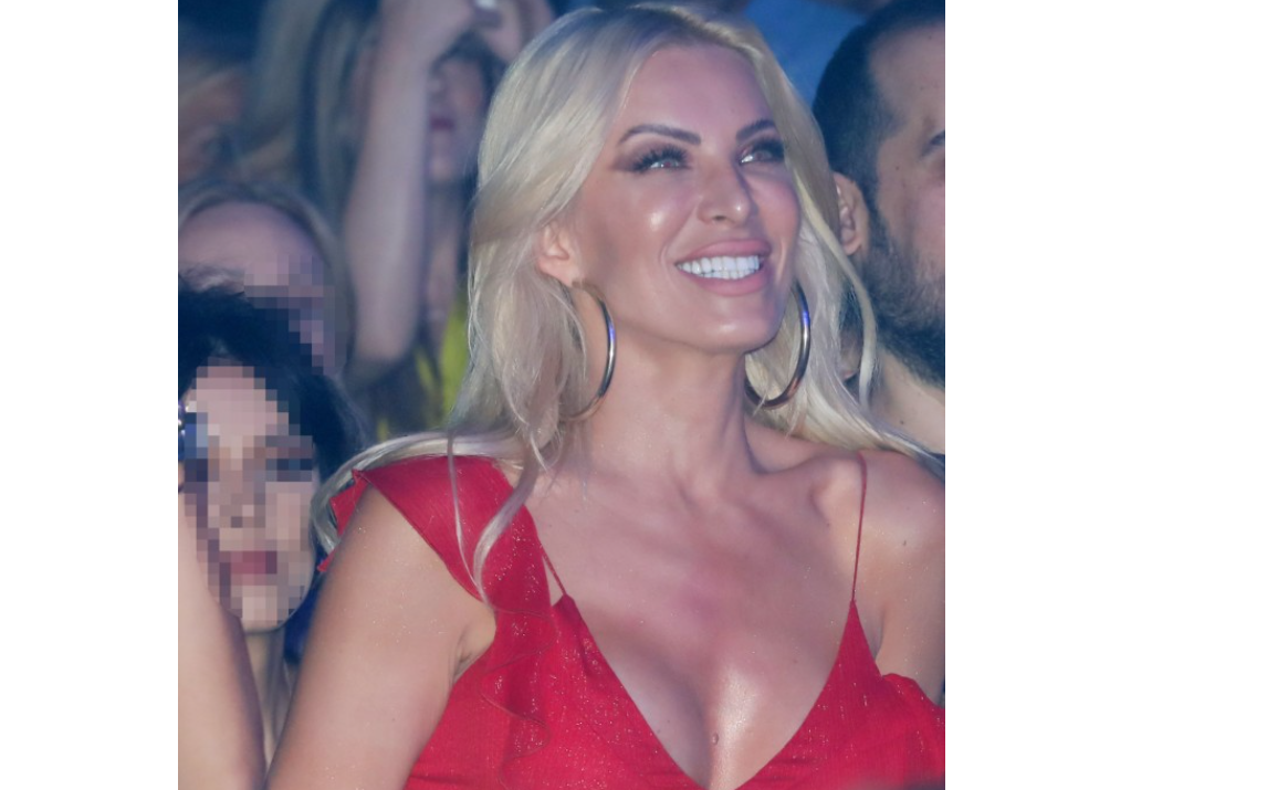 Καινούργιου: Εντυπωσιακή με κόκκινο φόρεμα και τσάντα αξίας χιλιάδων ευρώ
