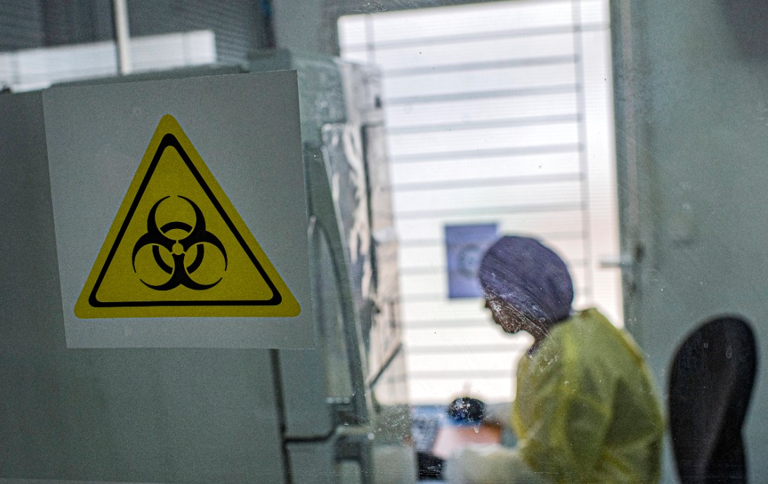 Γίνεται πιο μεταδοτικός και επικίνδυνος ο κορωνοϊός; Τι ισχύει για τις μεταλλάξεις