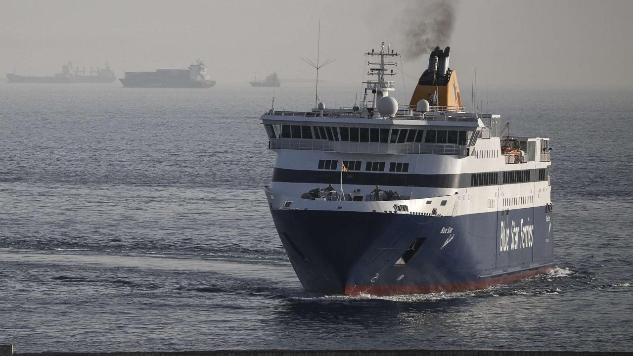 Κορωνοϊός – Blue Star Μύκονος: «Δεν μας ενημέρωσαν για ύποπτο κρούσμα» λέει επιβάτης – Σε «καραντίνα» στη Λήμνο το πλοίο (Βιντεο)