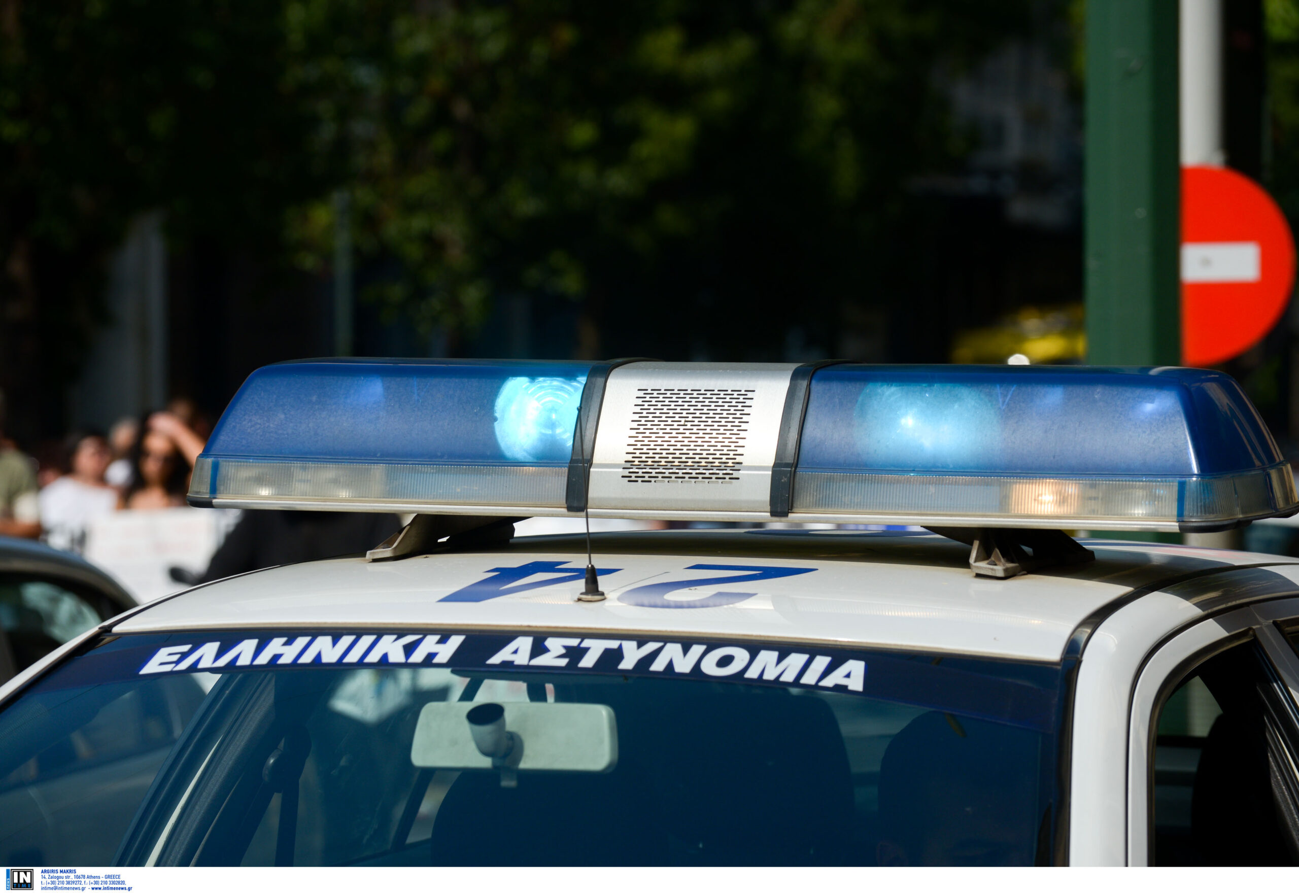 Ένταση στον Ασπρόπυργο: Αντιδρούν οι κάτοικοι στην επέκταση του lockdown – Έπεσαν πέτρες και χημικά