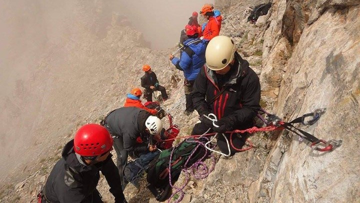 Συγκλονιστικές φωτογραφίες από τη στιγμή της διάσωσης του ορειβάτη στον Όλυμπο